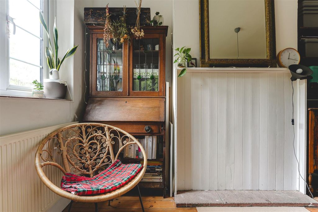 Property photo 2 of 17 Wellington Mansions-4.Jpg