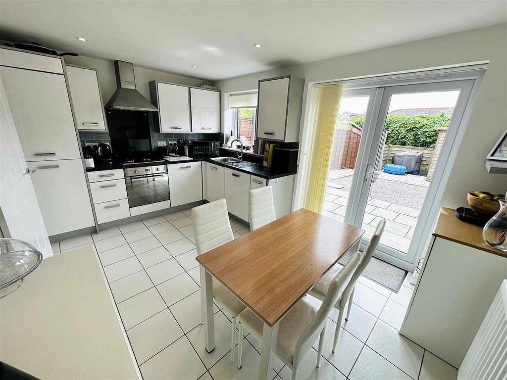 Property photo 3 of 16 Kitchen Diner