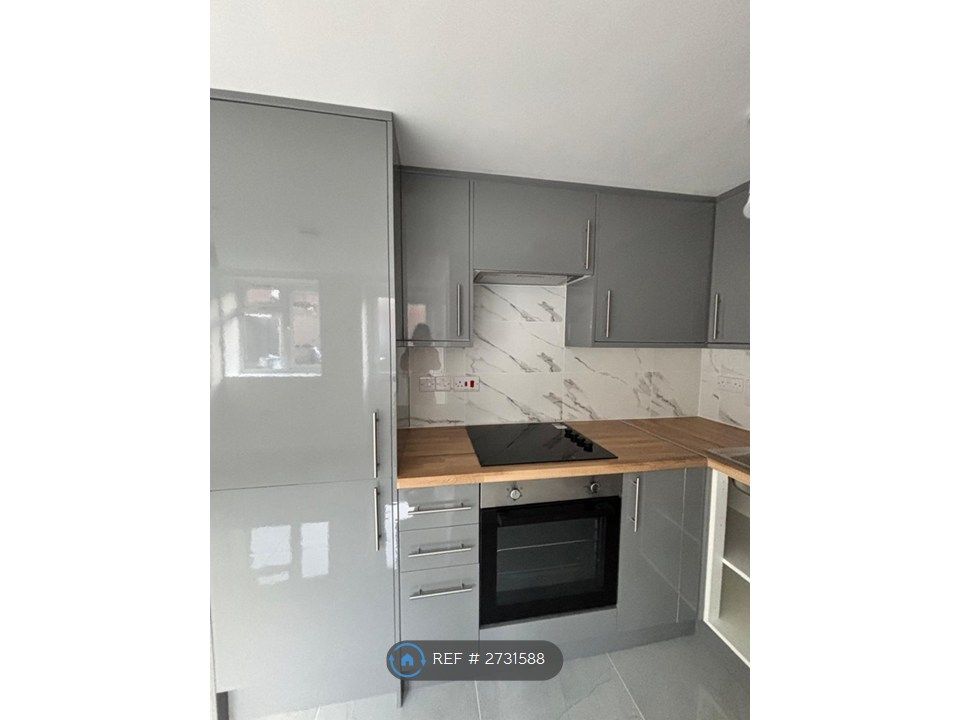 Property photo 3 of 11 Kitchen