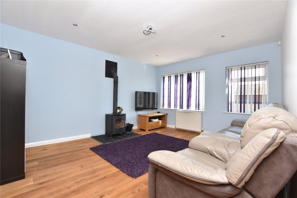 Property photo 2 of 25 Picture No. 18