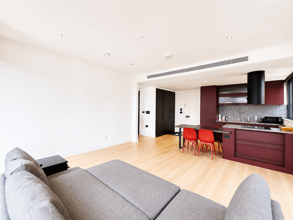 Property photo 1 of 10 Situated Within The Popular Viaduct Gardens Development, This Beautifully Presented One-Bedroom Apartment Offers Contemporary Living In The Heart Of Nine Elms.