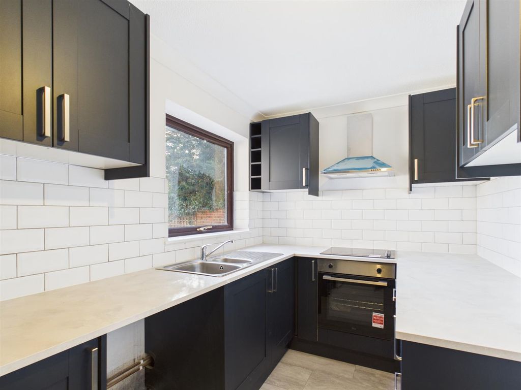 Property photo 3 of 11 Kitchen