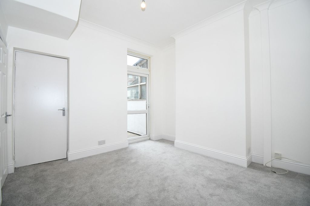 Property photo 3 of 12 1761944