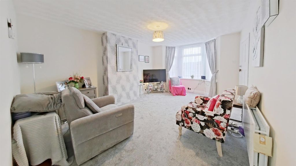 Property photo 2 of 18 Lounge