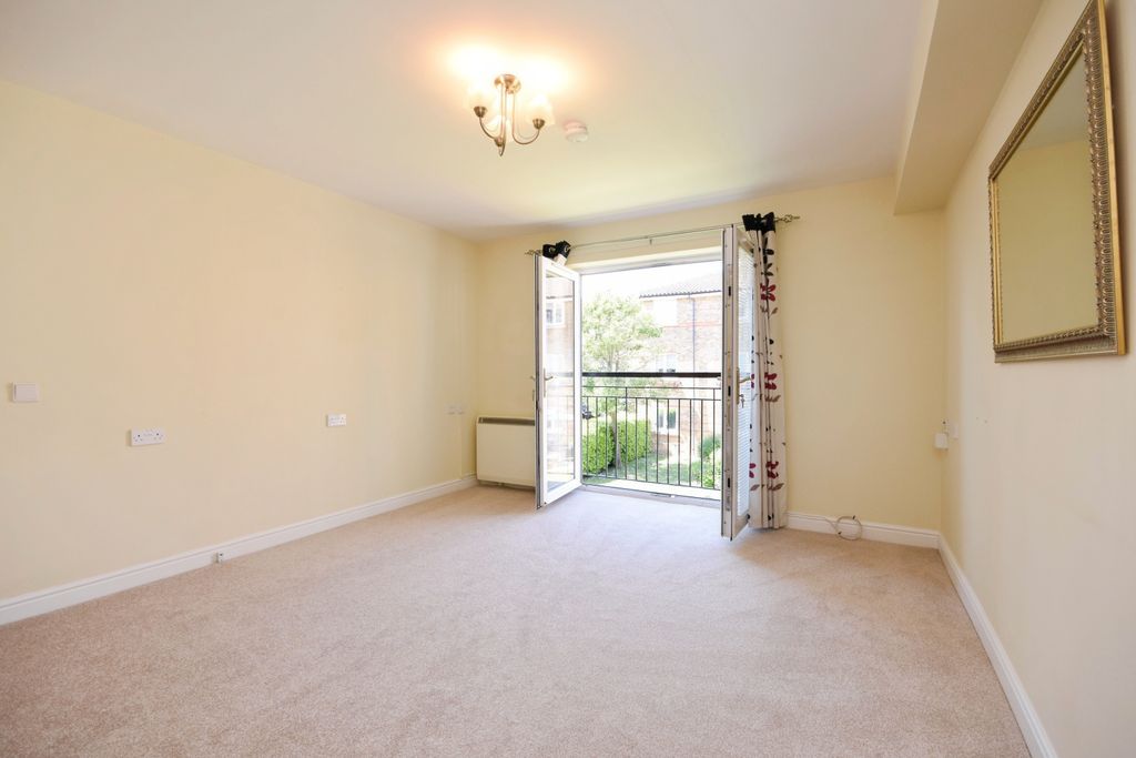 Property photo 1 of 11 Lounge