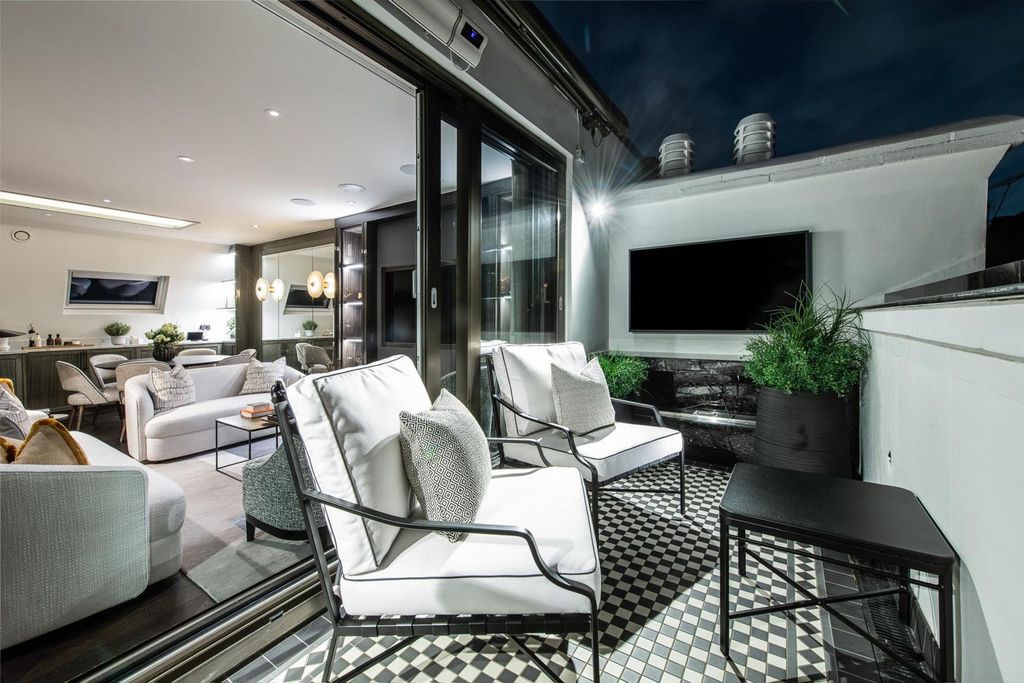 Property photo 3 of 13 Penthouse_East_140422_24.Jpg