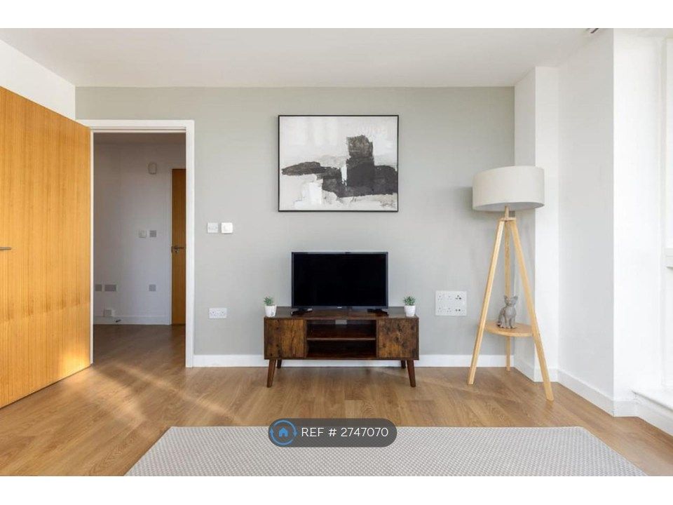 Property photo 3 of 13 Lounge 2