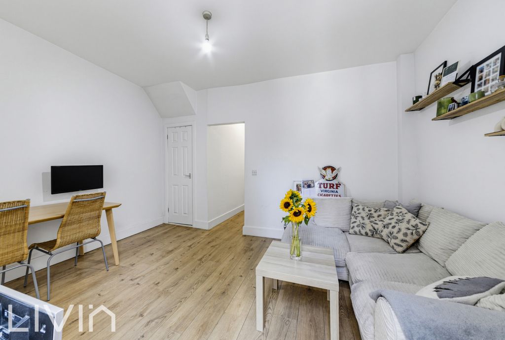 Property photo 3 of 10 4