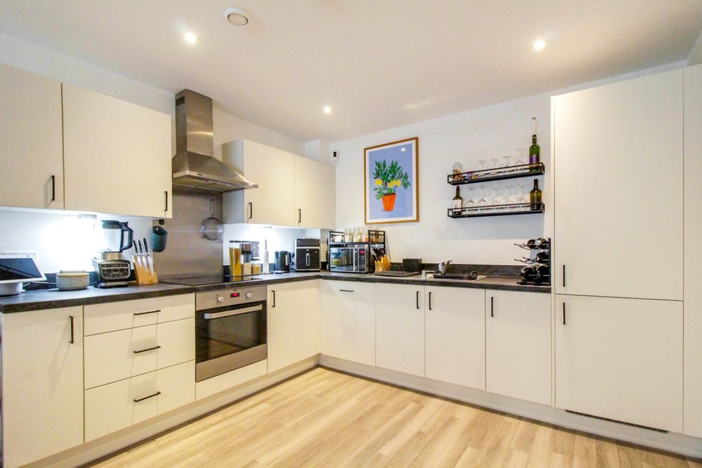 Property photo 3 of 19 Kitchen