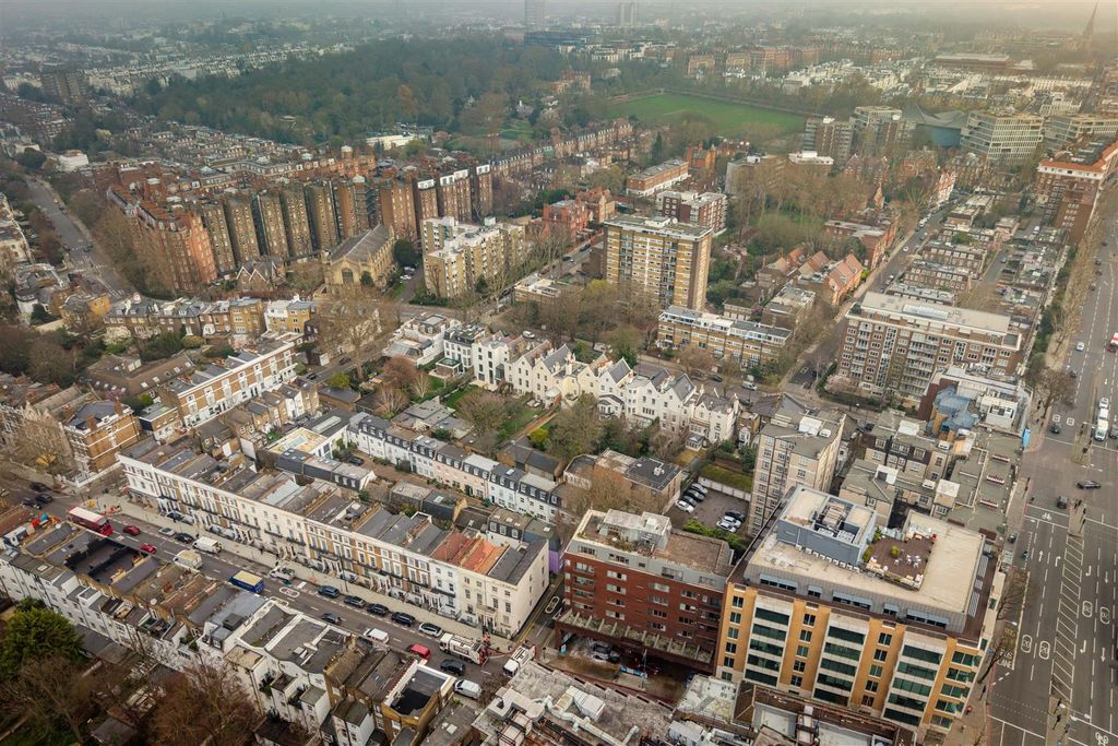 Property photo 1 of 10 Hungerford House-2.Jpg