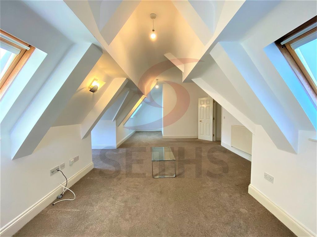Property photo 3 of 9 Lounge