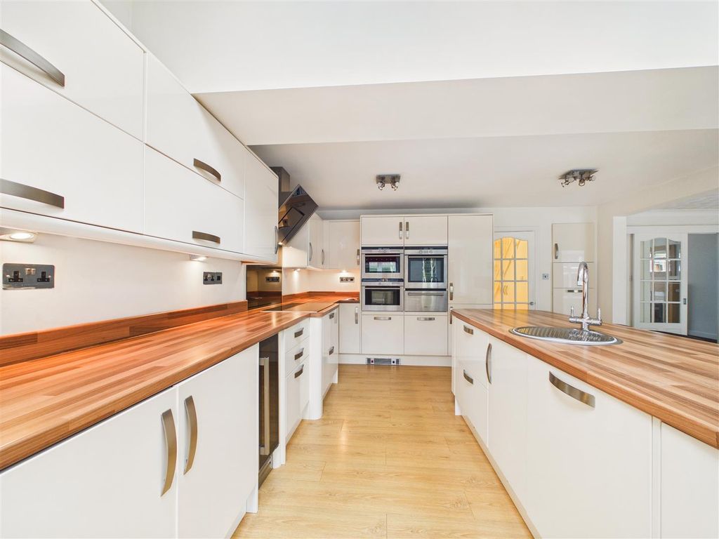 Property photo 3 of 19 Cam03303G0-Pr0319-Still013.Jpg