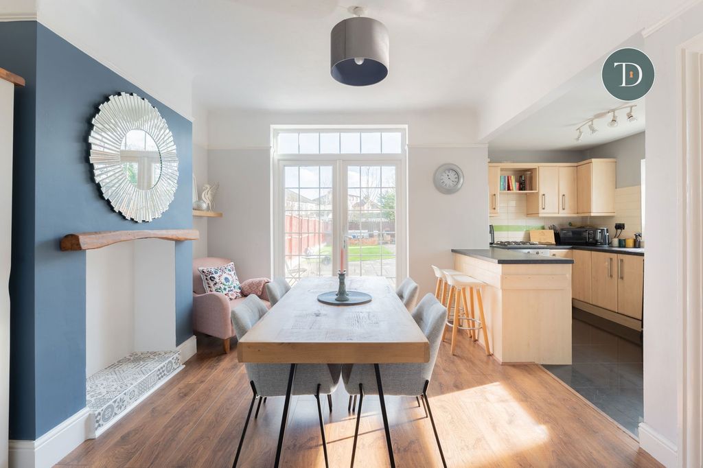 Property photo 2 of 28