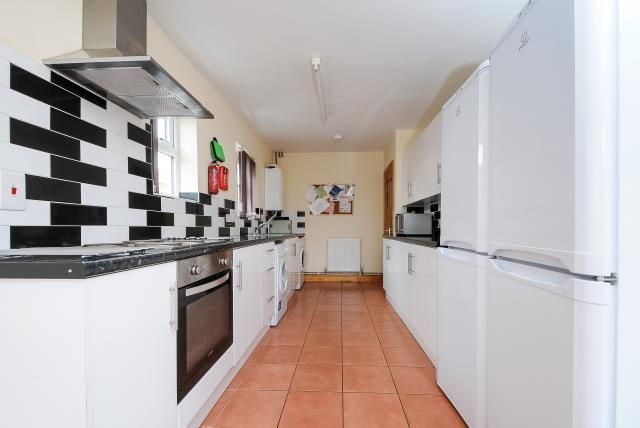 Property photo 1 of 10 Kitchen