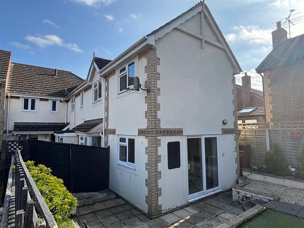 Property photo 1 of 11 7 Holmes Close Front.Jpg
