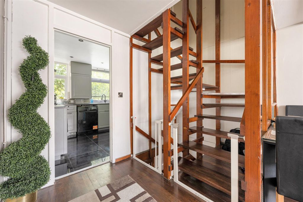 Property photo 2 of 18 Lonsdale Road, E11