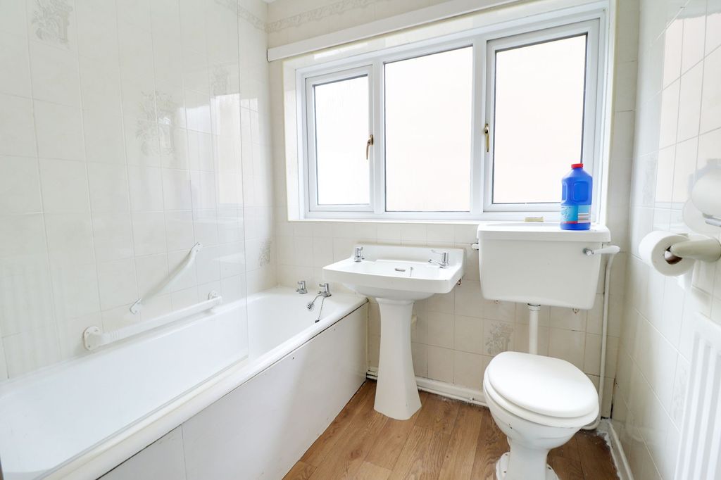 Property photo 3 of 10 Bathroom
