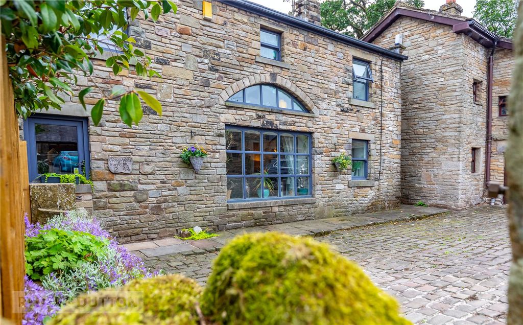 Property photo 3 of 37 Stone Property