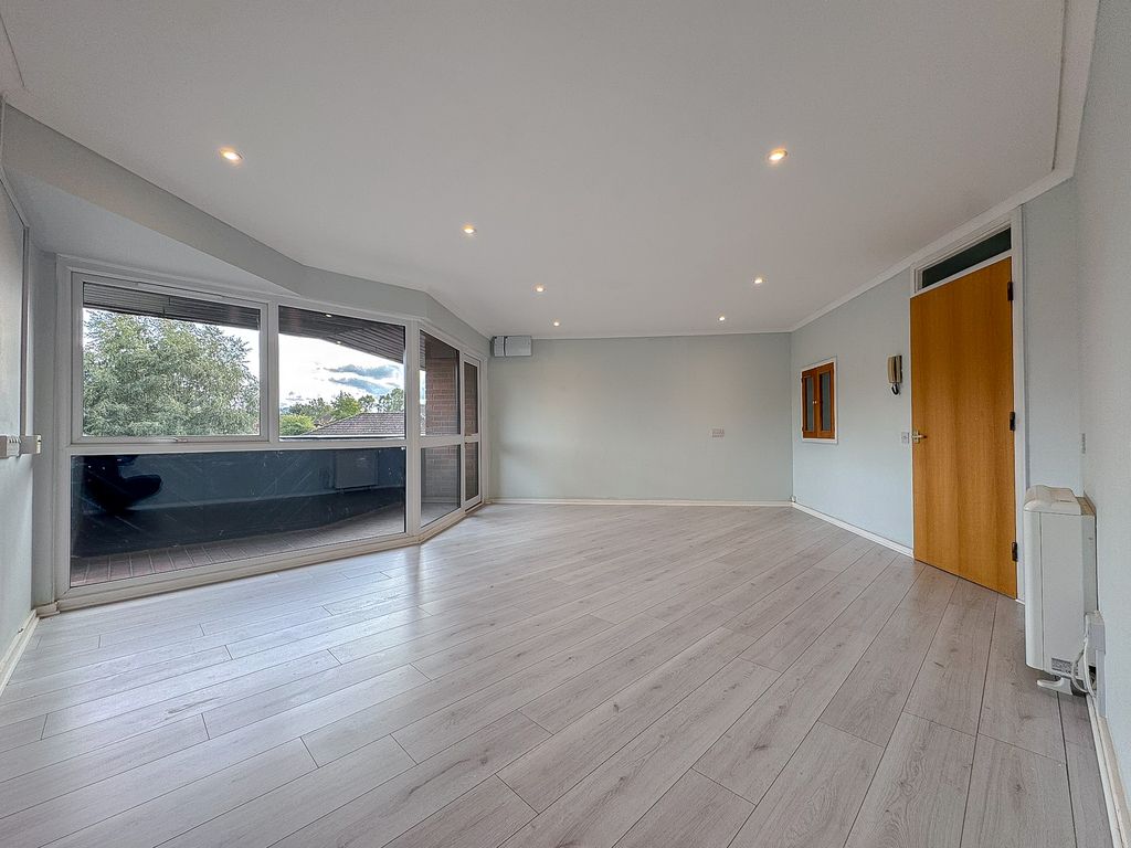 Property photo 2 of 10 Living Dining Room (2)