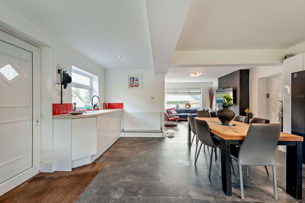 Property photo 3 of 44