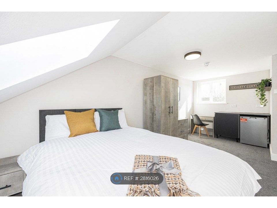 Property photo 1 of 12 Large Loft Room