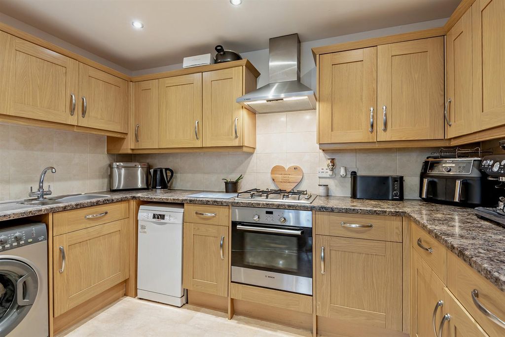 Property photo 3 of 11 8680827-Interior08-800.Jpg