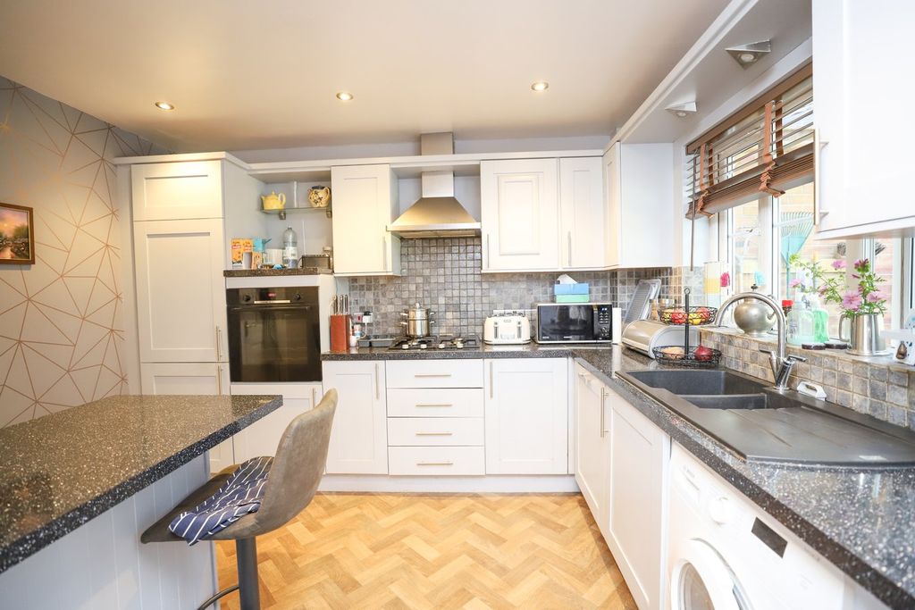 Property photo 3 of 18 Dining Kitchen