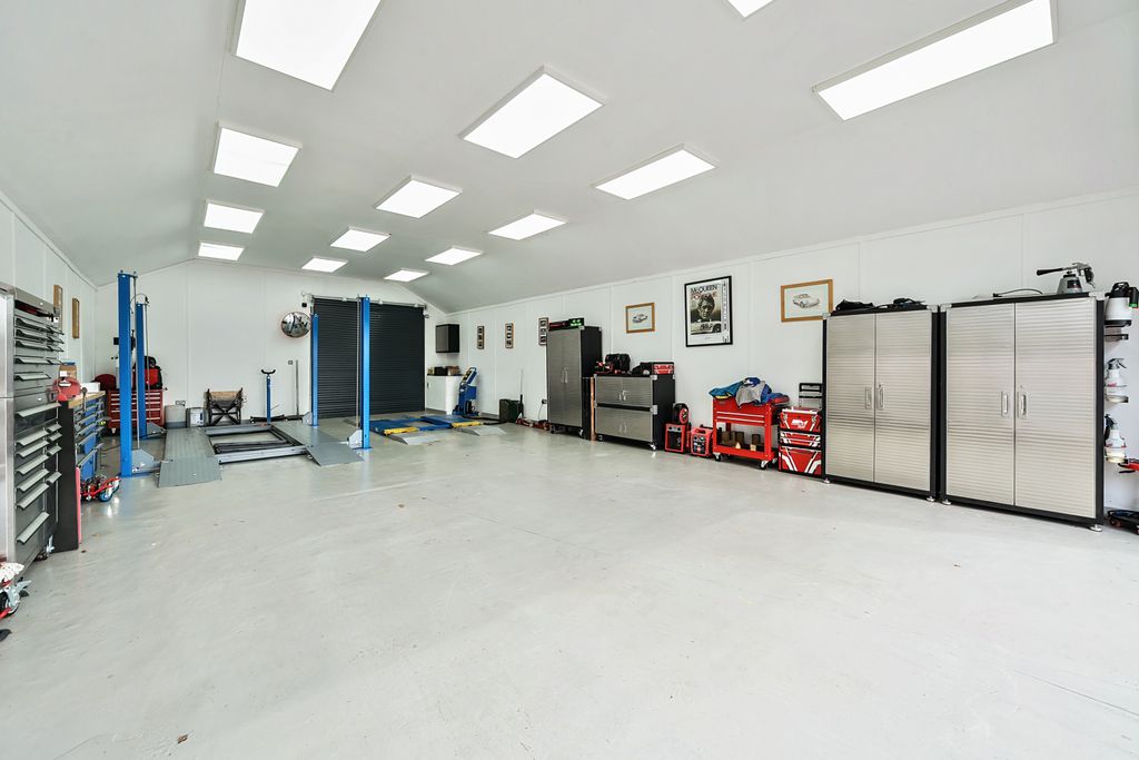 Property photo 2 of 23 Superior Garage