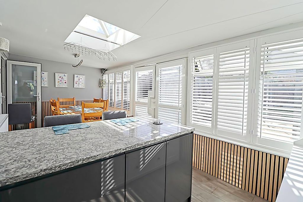 Property photo 2 of 18 Kitchen / Conservatory
