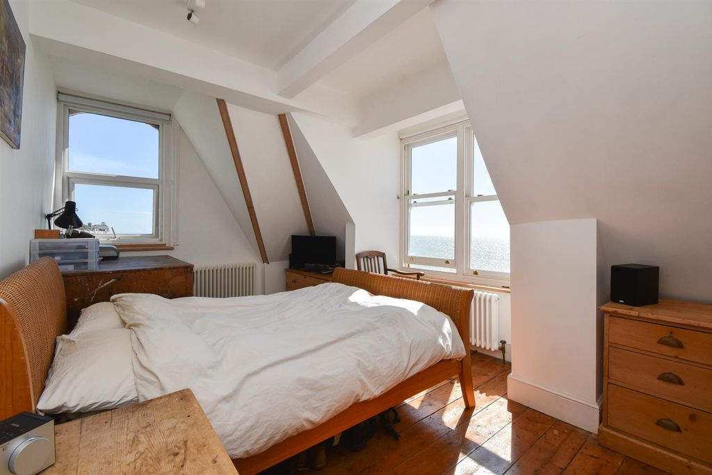 Property photo 3 of 24 Bedroom