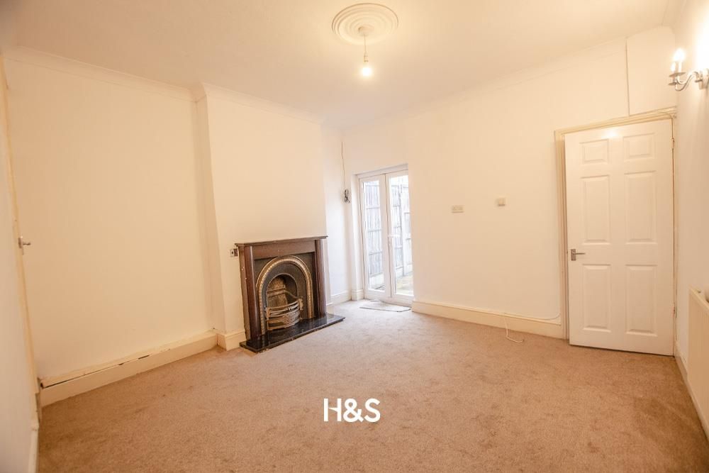 Property photo 2 of 8 Kings Terrace - Lounge.Jpg