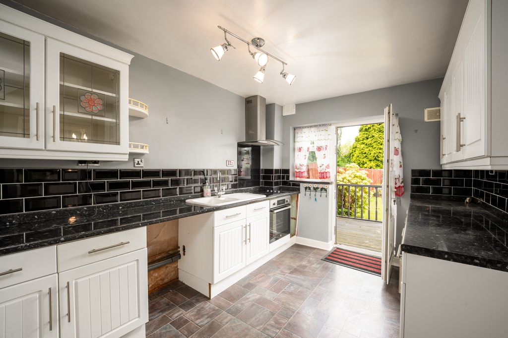Property photo 2 of 27 10