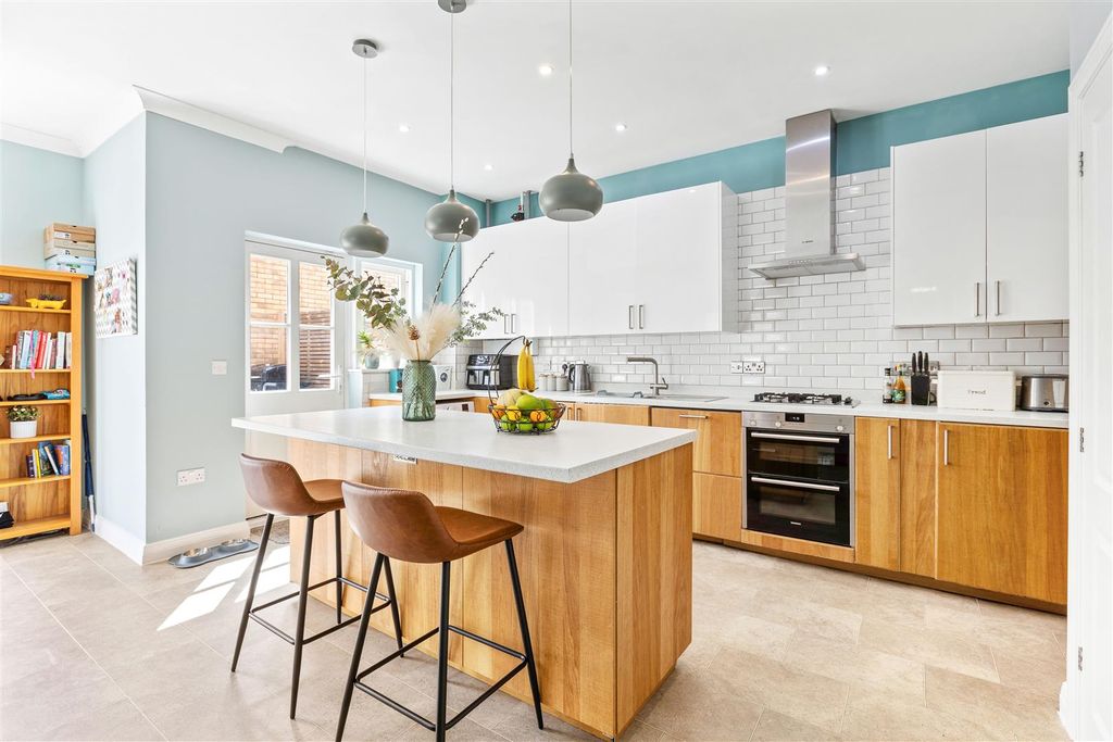 Property photo 2 of 28 Entertaining Kitchen/Diner