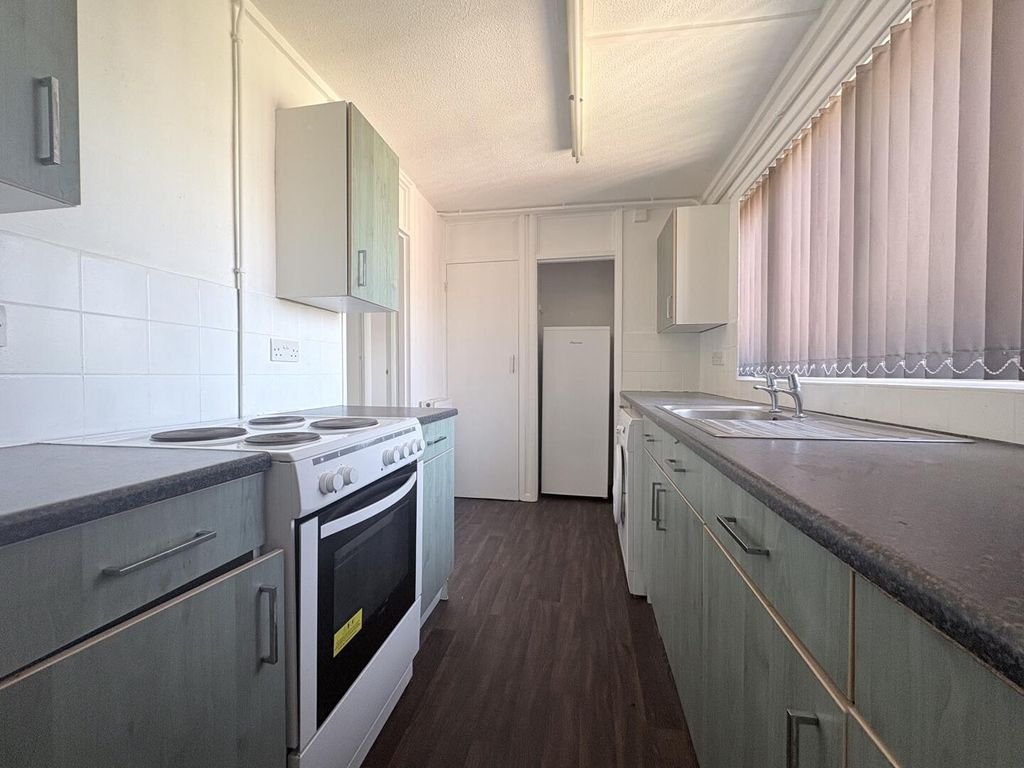 Property photo 3 of 10 Kitchen
