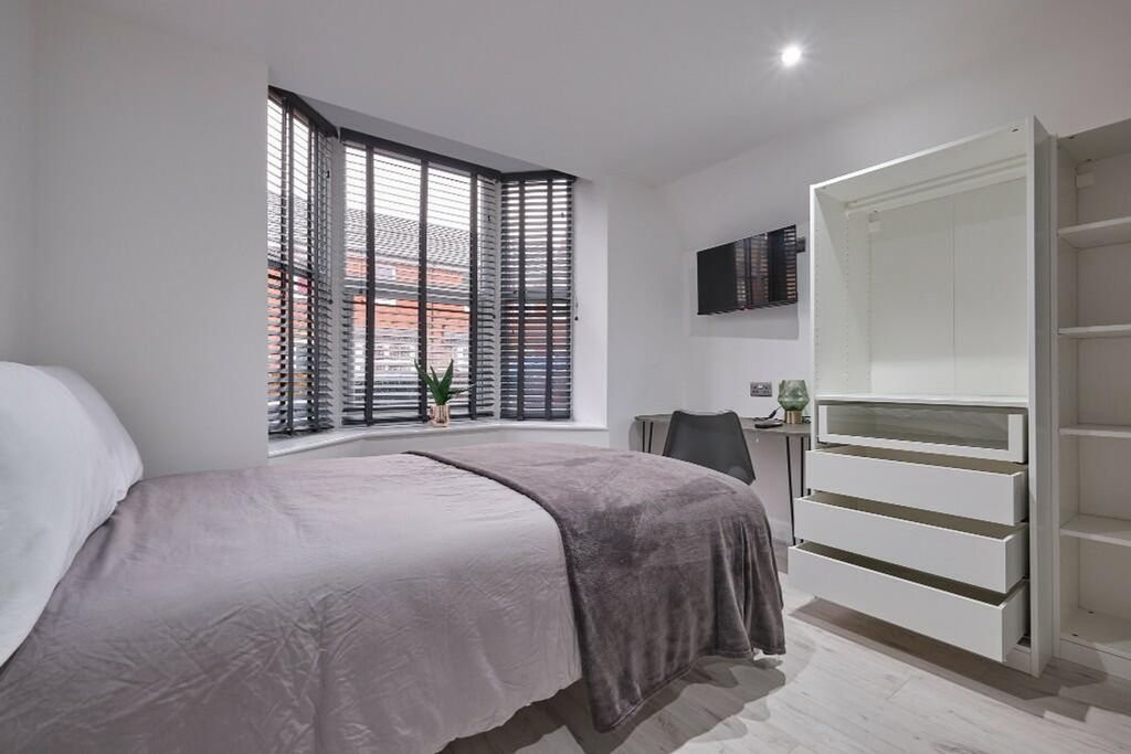 Property photo 3 of 13 A Bright And Modern Double Bedroom Featuring Ample...