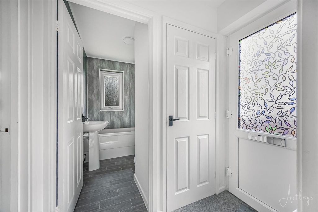 Property photo 2 of 17 Hallway