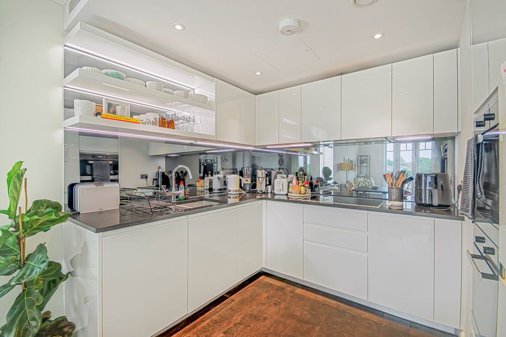 Property photo 3 of 10 Kitchen