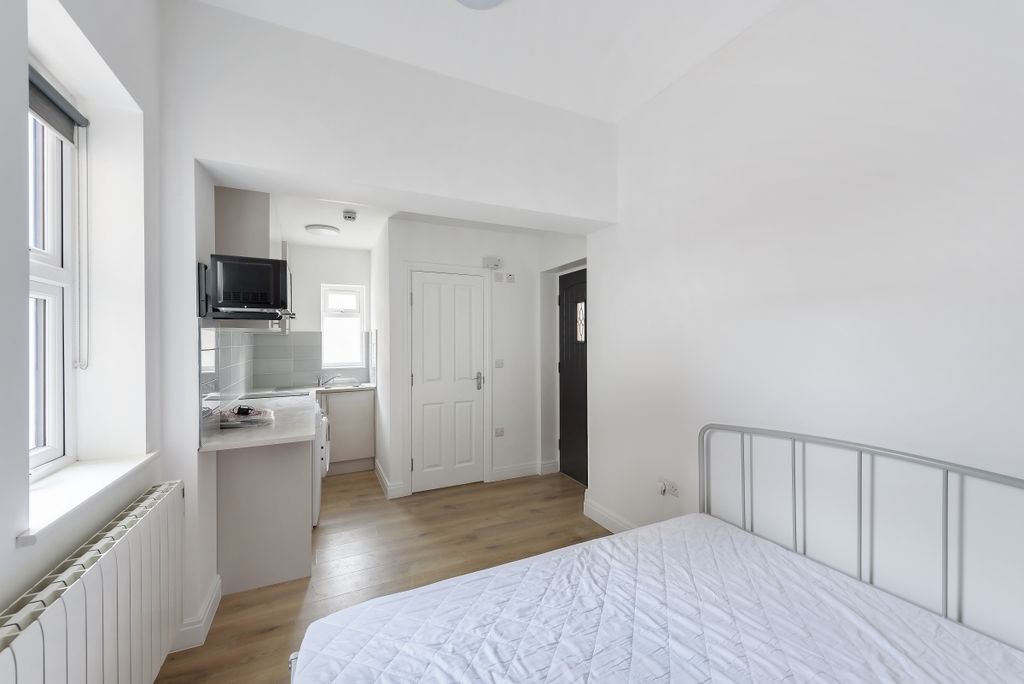 Property photo 1 of 6 813606 (2)