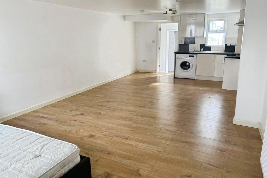 Property photo 3 of 14 Studio