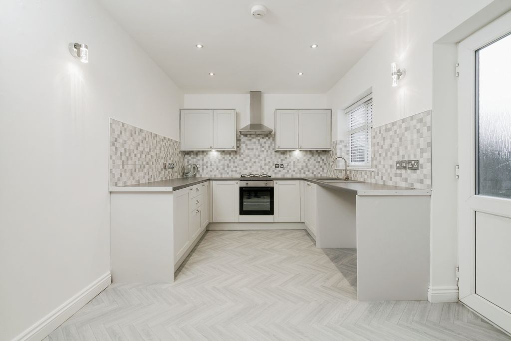 Property photo 2 of 17 Kitchen