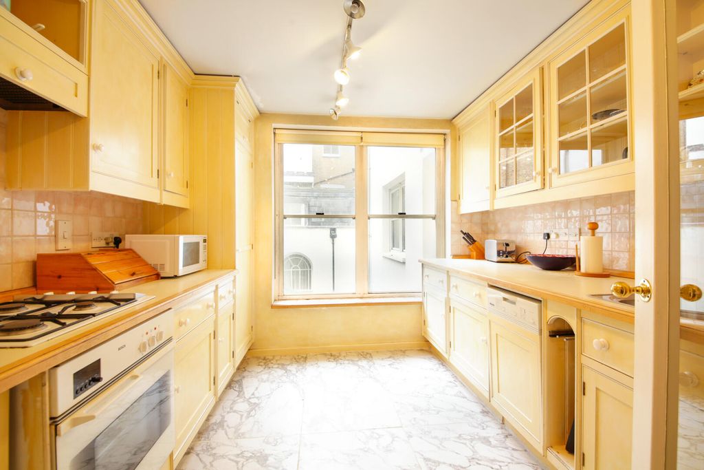 Property photo 3 of 8 Kitchen