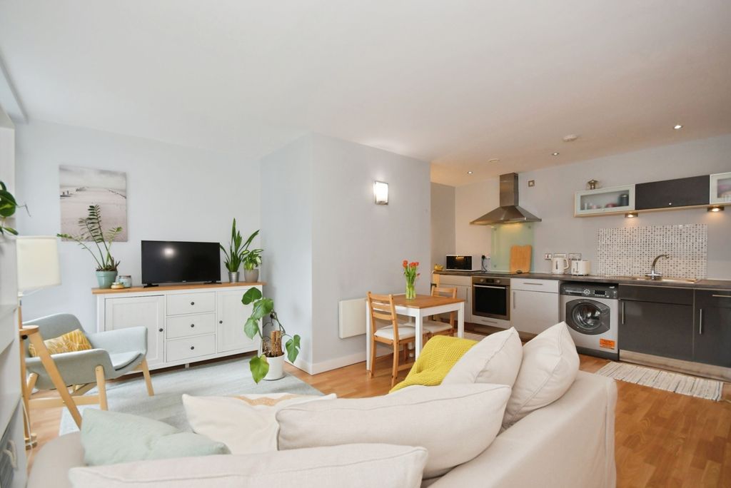 Property photo 2 of 14 Lounge