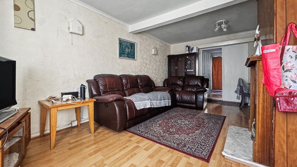 Property photo 2 of 14 Comfortable Lounge With Leather Seating And Wood Ï¬‚...