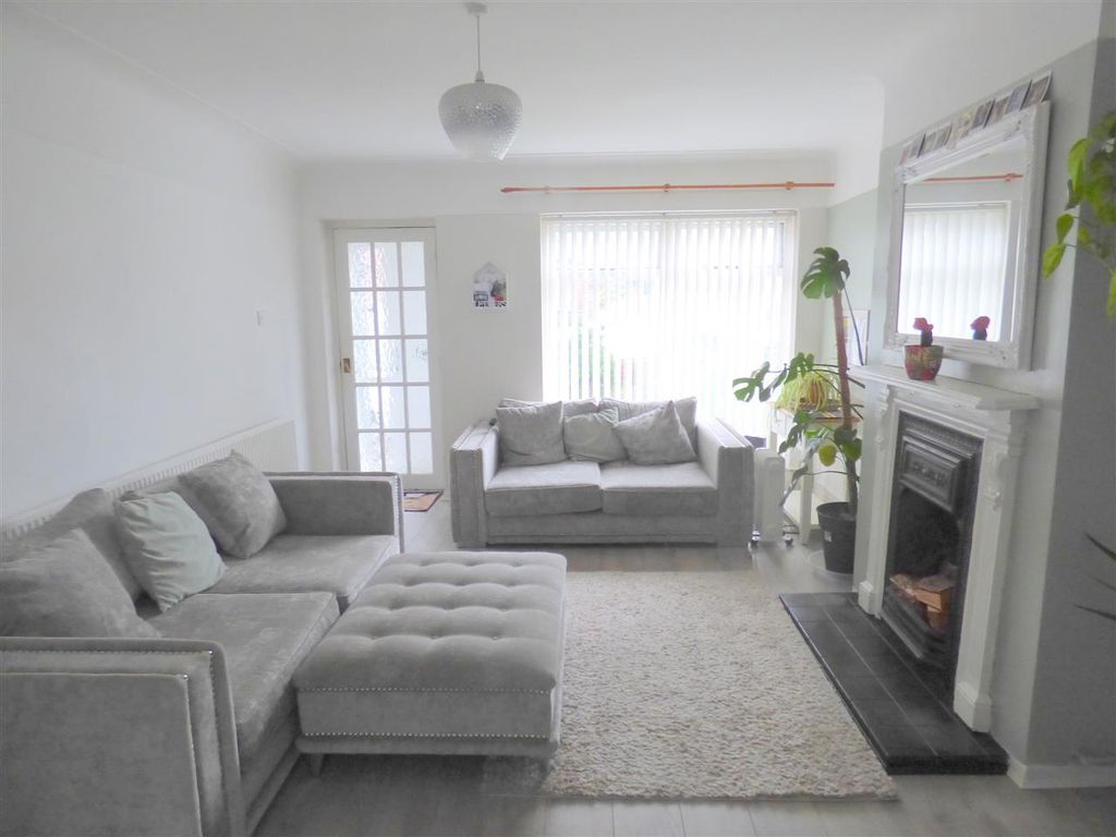 Property photo 3 of 19 Lounge