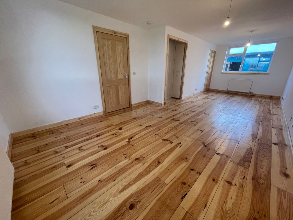 Property photo 3 of 23 Lounge A.Jpg