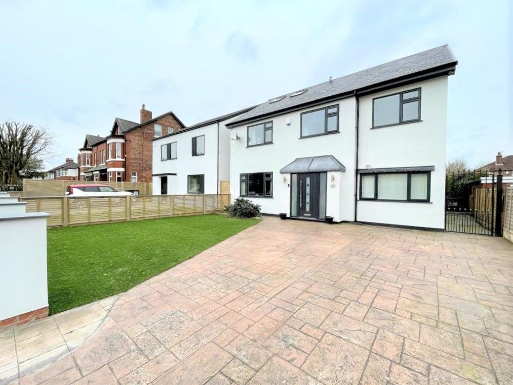 Property photo 1 of 20 Impressive 5 Bedroom Detached Family Home