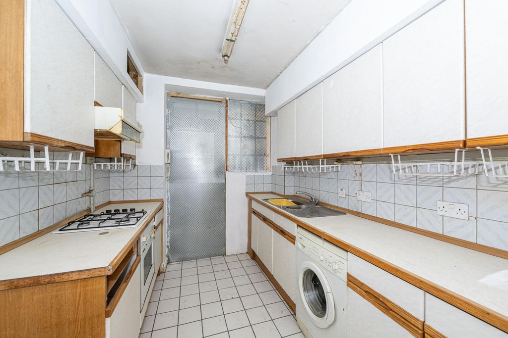 Property photo 3 of 8 Kitchen
