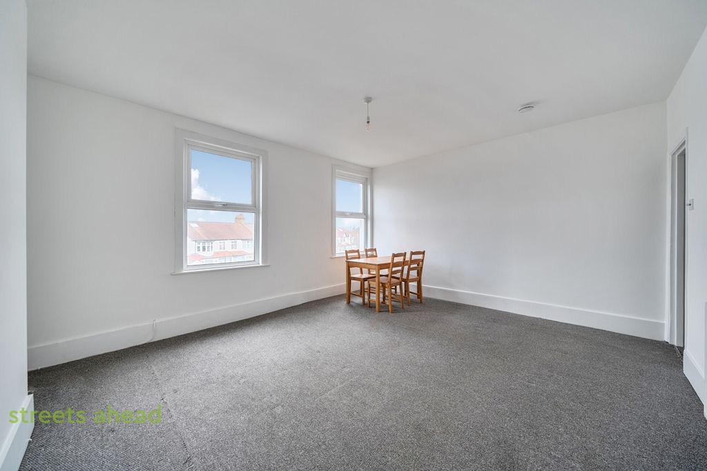 Property photo 2 of 13 Df903342-B235-490...