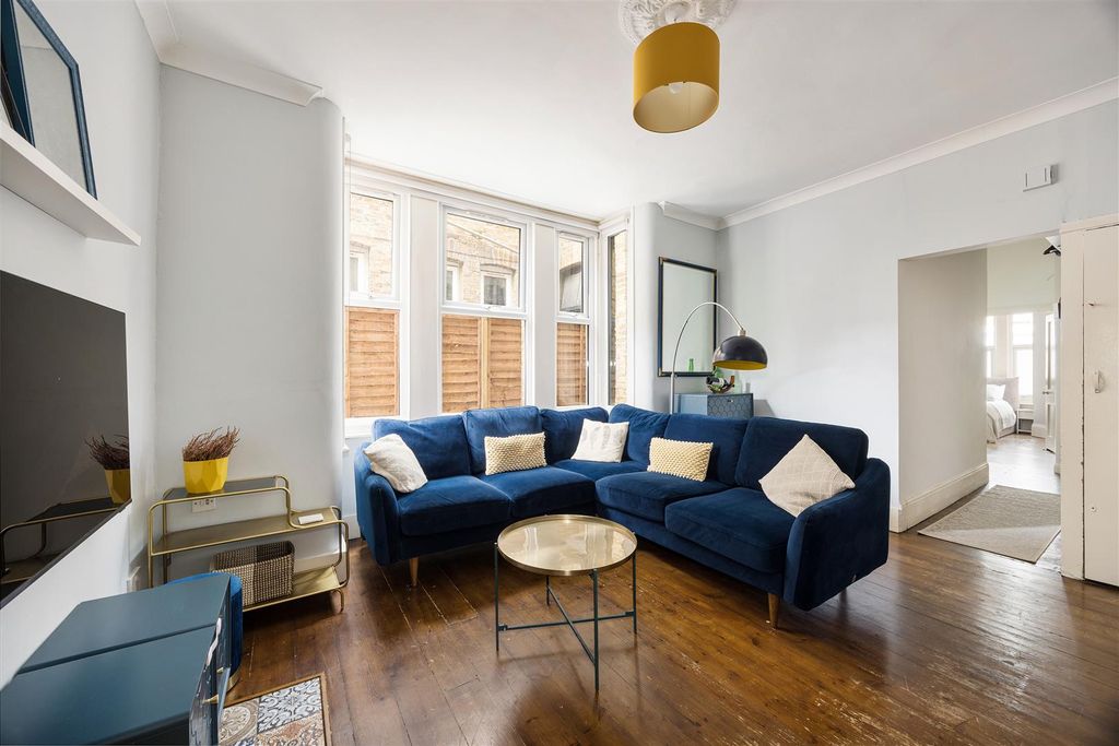 Property photo 2 of 26 Cleveland Park Avenue, E17