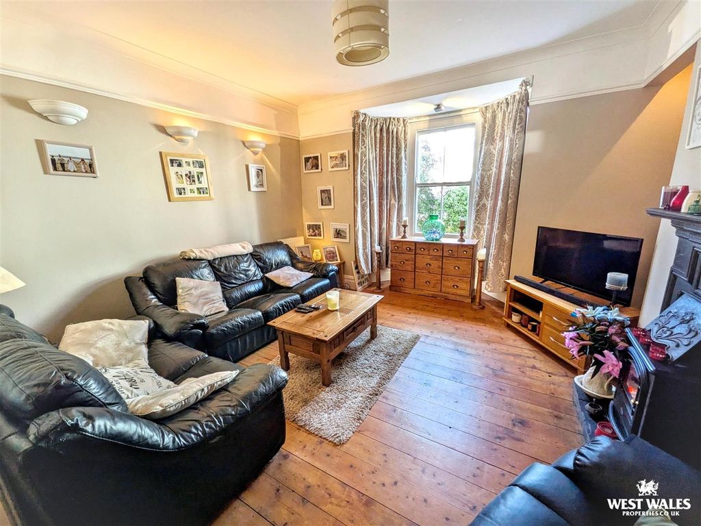 Property photo 3 of 32 21262.Jpg